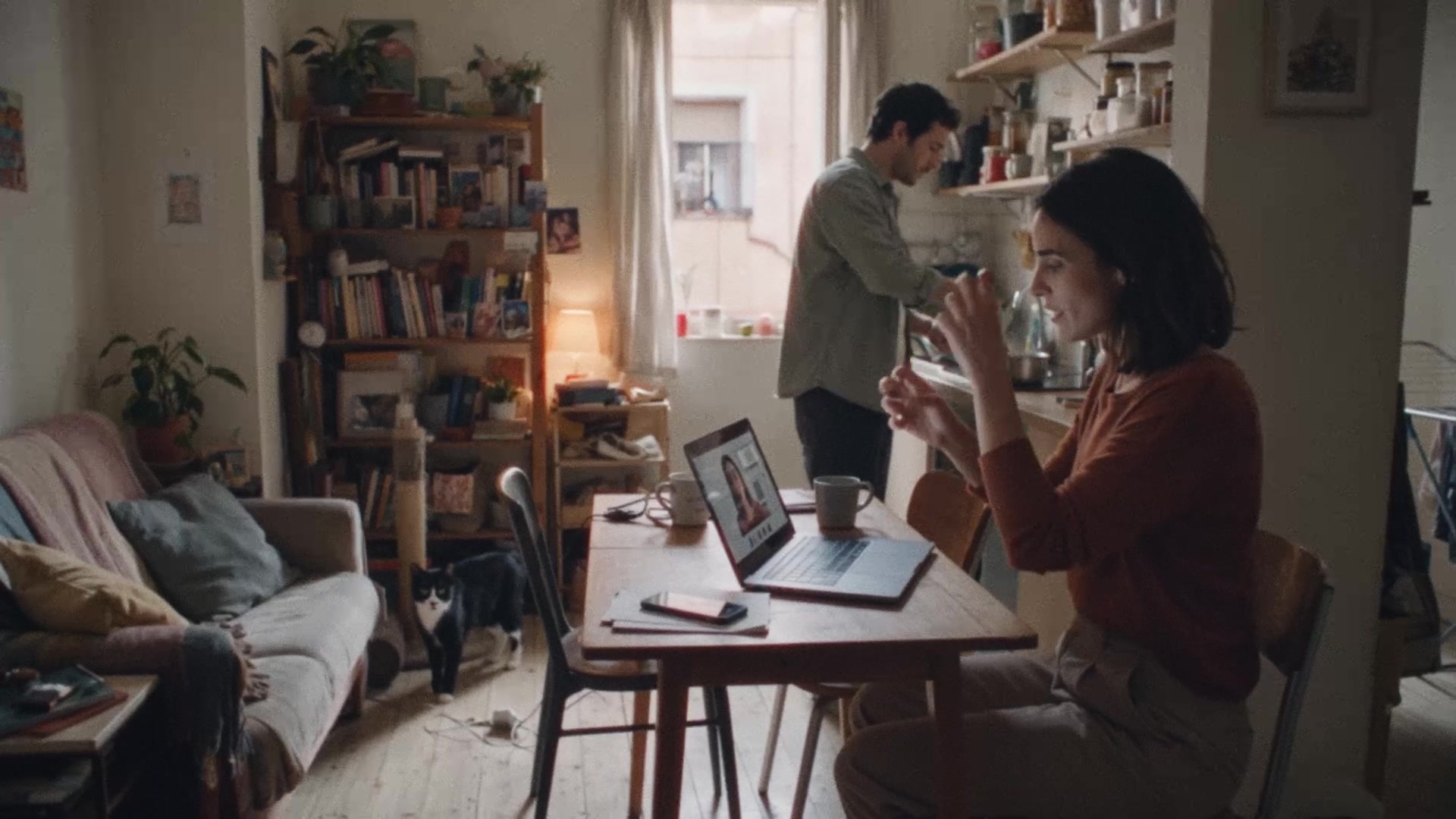 Videollamada y cocina en el piso pequeño