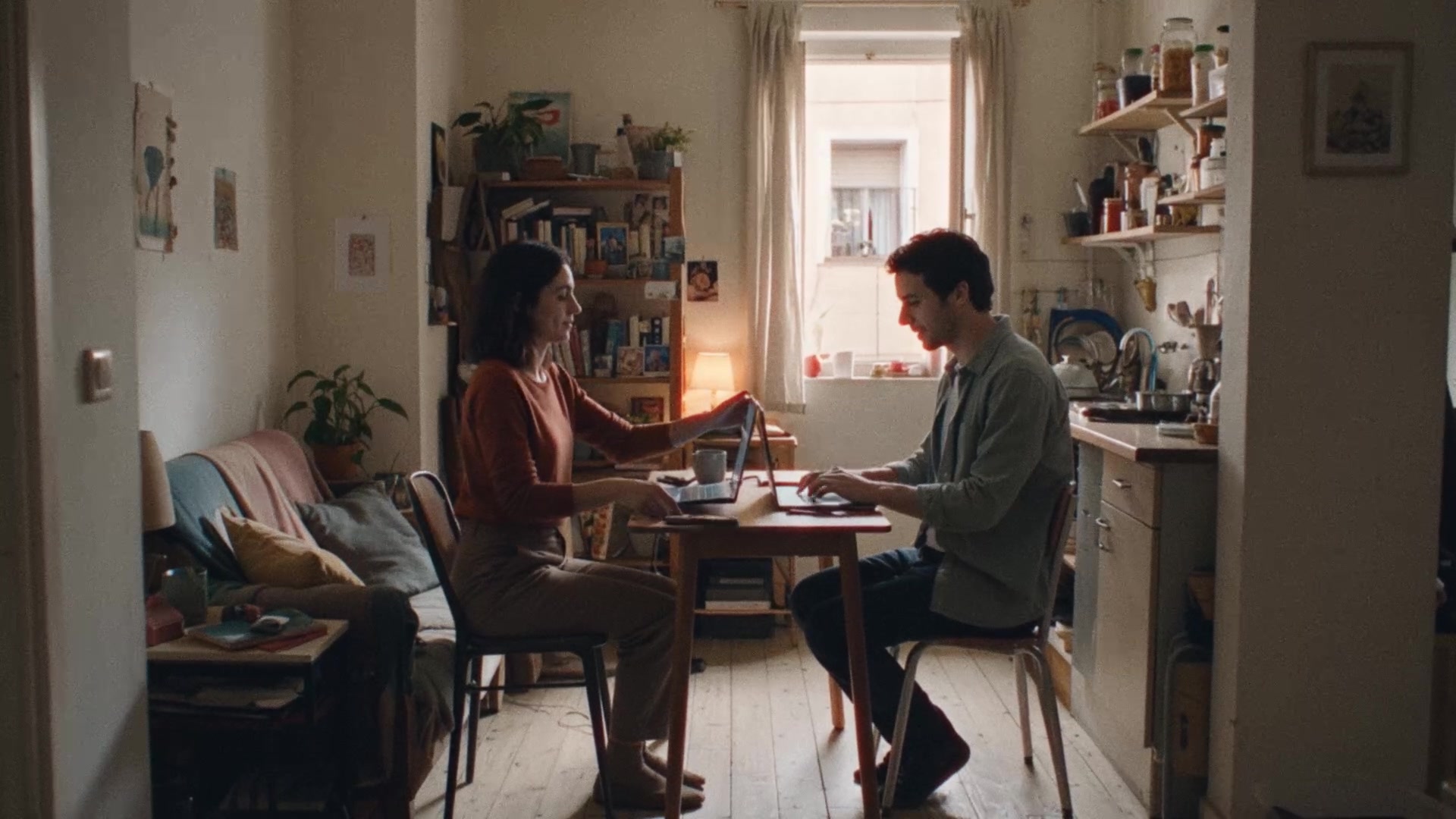 La pareja comparte una mesa estrecha